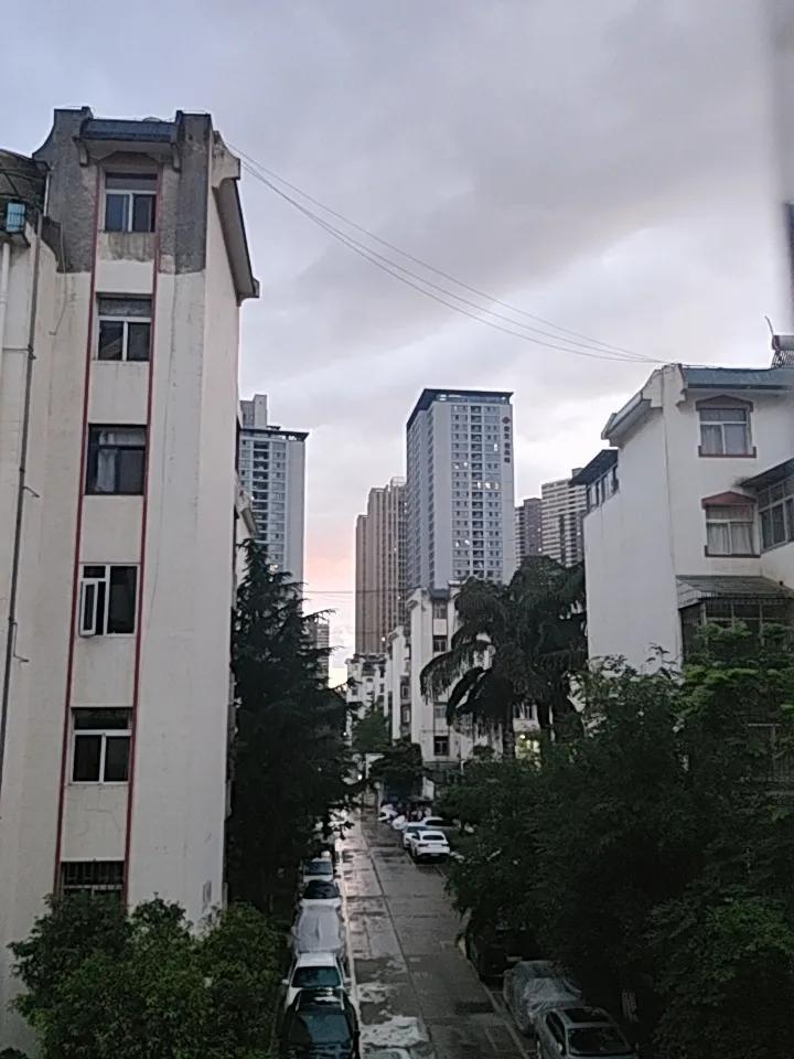 昆明的天空就像个调皮的魔术师，一会儿是大气磅礴如凤凰羽翼般的晚霞，金橘与绯红色彩