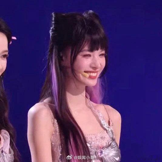 一开始都没认出来是张艺上 谁能想到这是张艺上呀！张艺上把刘海焊在脑门上 这刘海太