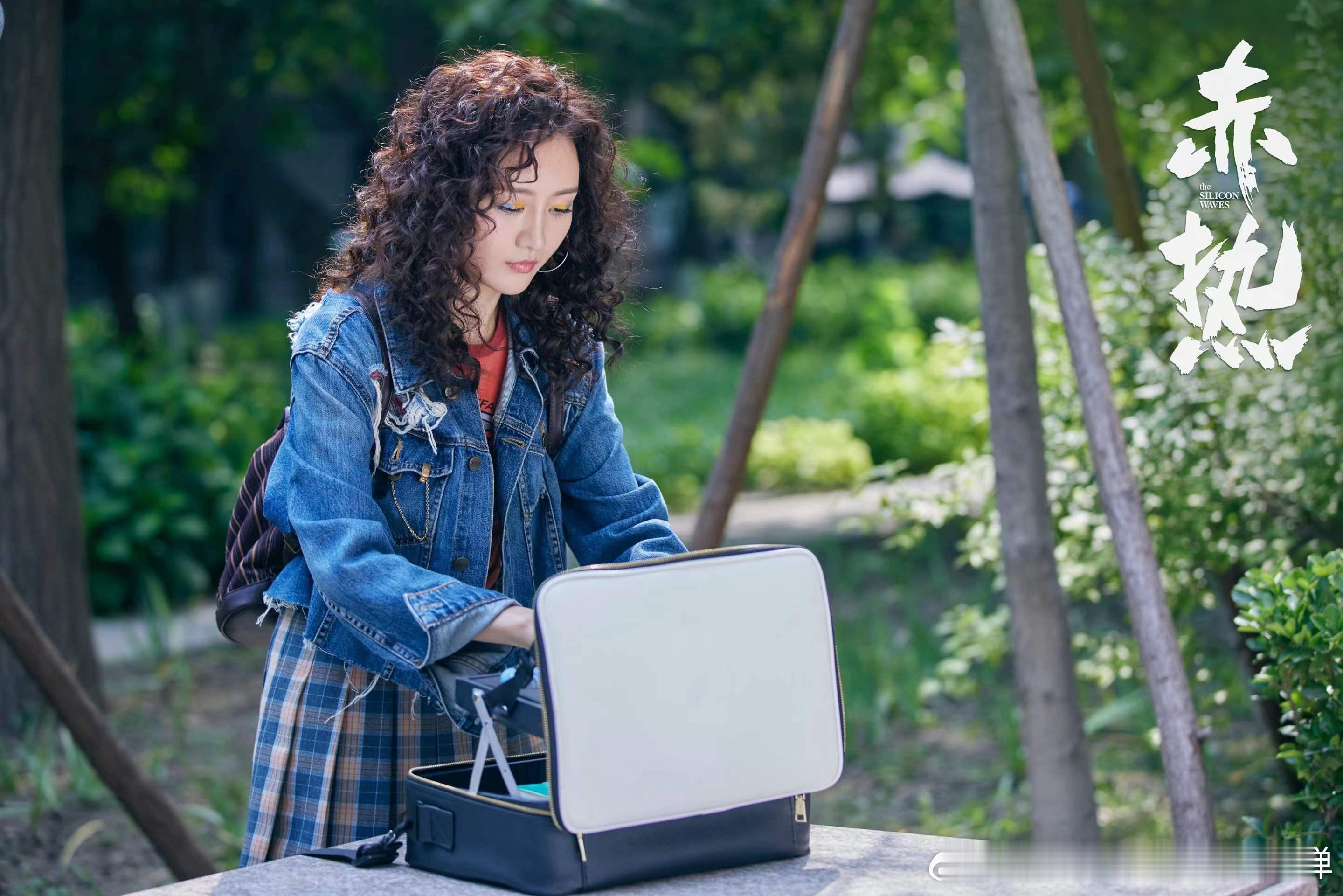 #王鸥爆炸头# 就在今晚，《赤热》闪亮开播！王鸥饰演的黄林希，那独特的爆炸头 y