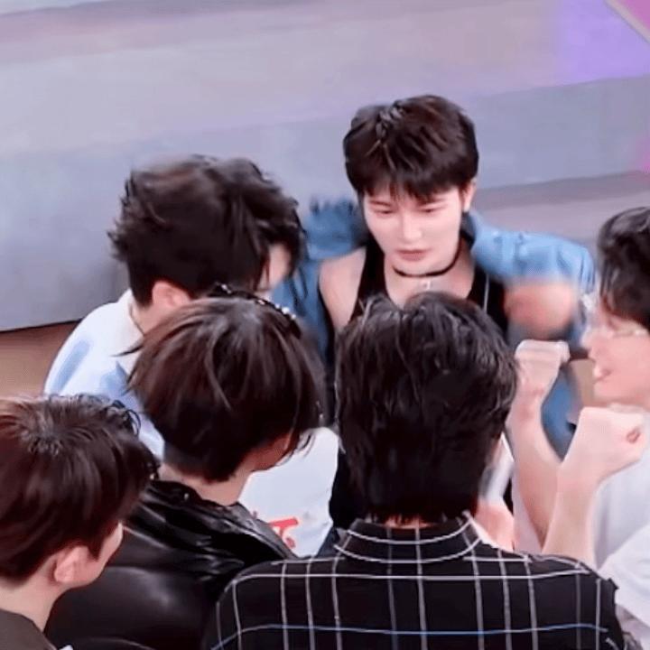 #周深因为手背青筋被暴击##周深[超话]# 这这这这是我能看的吗[送花花]音乐缘