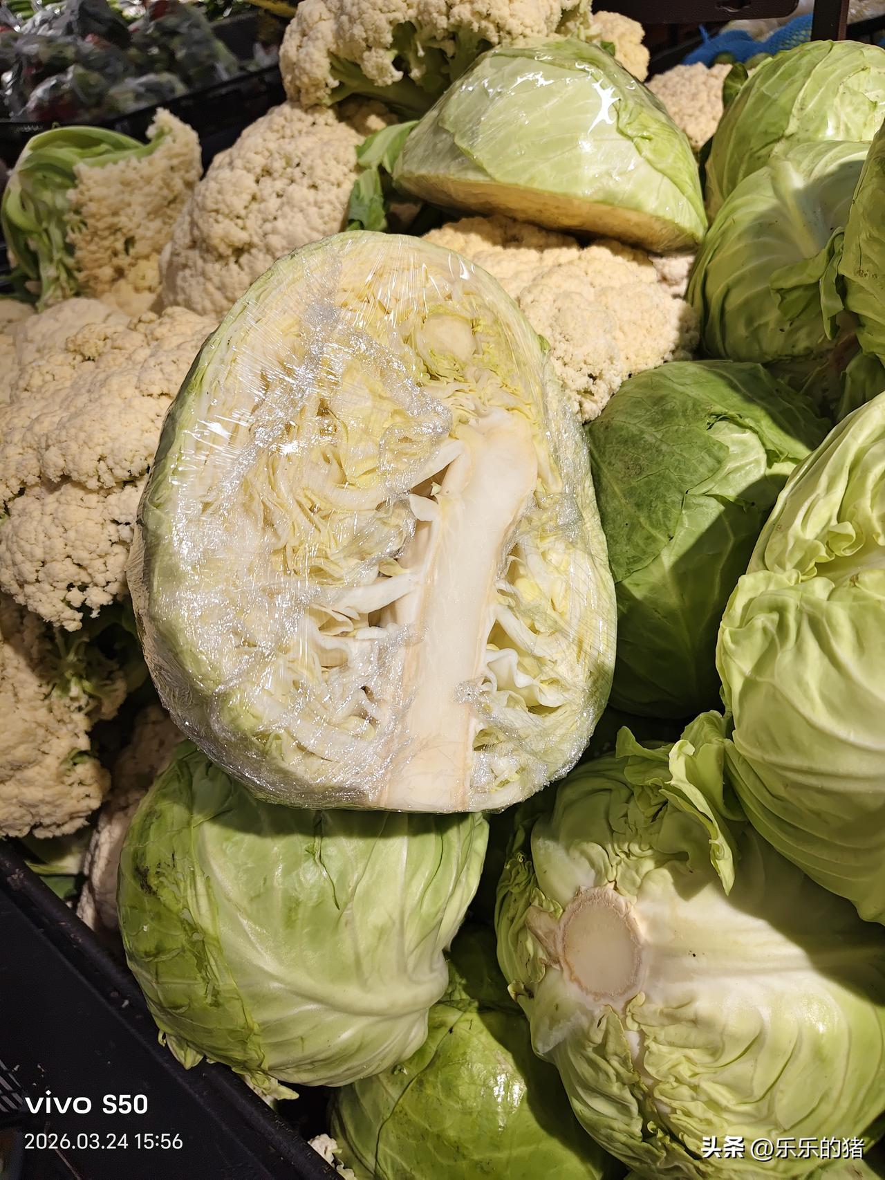 我妈看到别人买半个苞菜就惊呆了！回到家就和我爸说，城里人过日子真细，8毛8一斤的