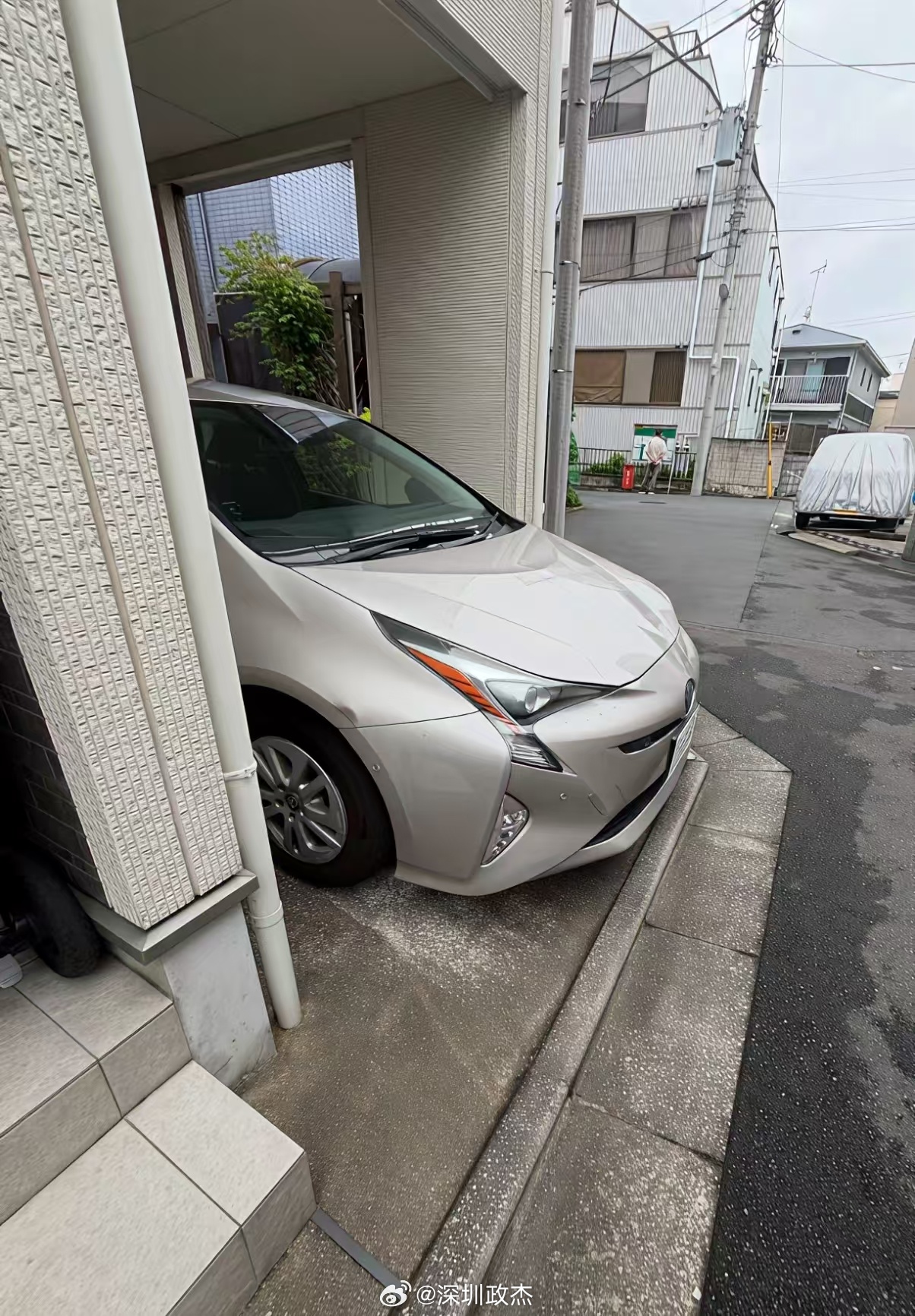 日本停车时，车头超出地界一厘米，夜里10点半，邻居打电话叫警察上门让后移一厘米！