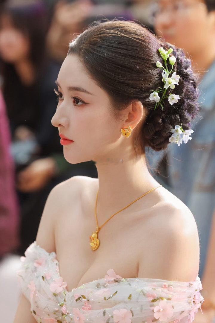 王玉雯一字肩花朵长裙王玉雯苏州活动状态 一字肩的设计刚好露出她好看的肩颈线，花朵