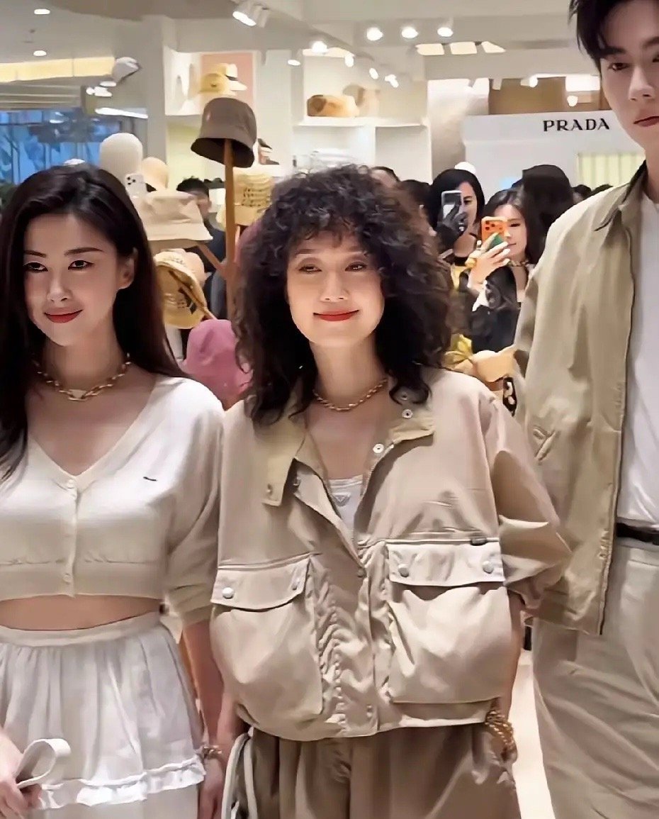 鲜少见马伊琍尝试新发型，这次直接来了一个中长发羊毛卷，让人完全认不出她来。有一说