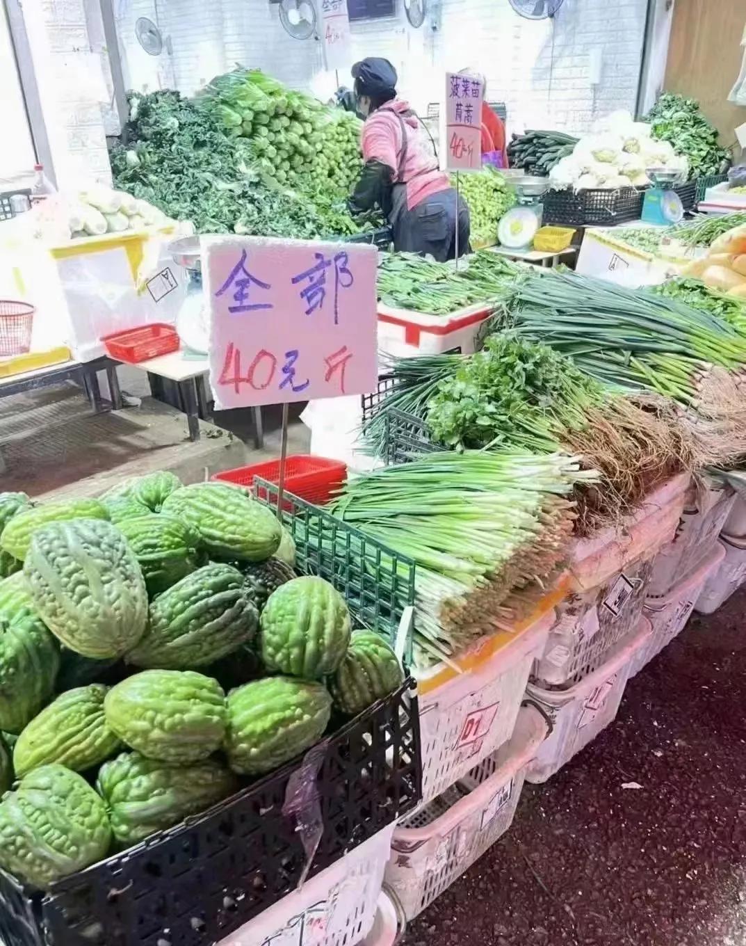 看看这青菜价格， 感觉自己 穷得快 吃不起蔬菜了，还是买肉吃划算[捂脸][捂脸]