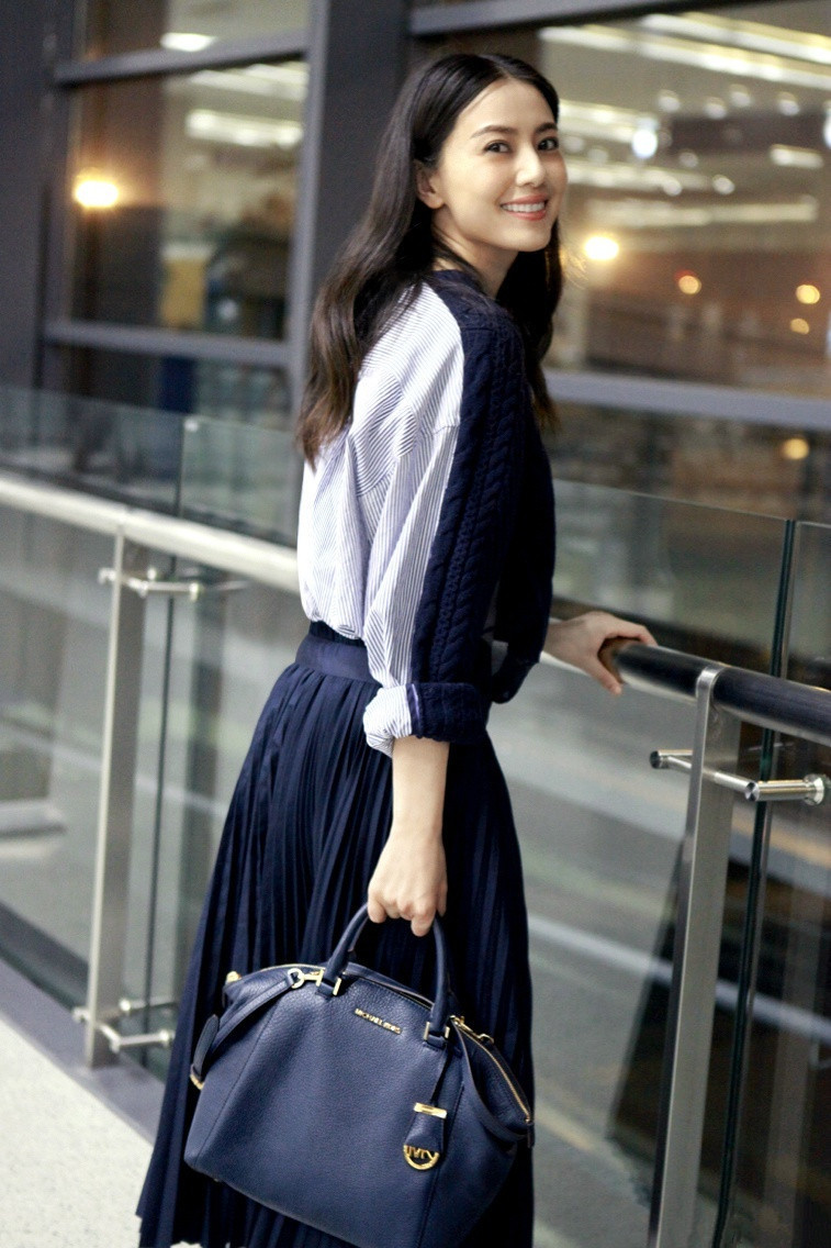 家人们谁懂啊！刷到两代人育儿反差，直接笑到拍大腿！想起姐姐那种松弛感，这不就是咱