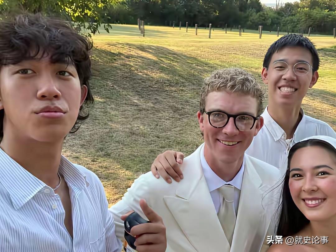 难得同框！姜文三个孩子齐聚，重组家庭相处和睦惹人感慨。镜头下，大女儿姜一郎站在一