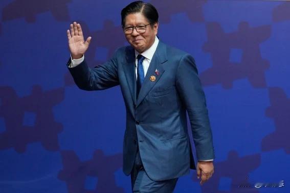 菲律宾总统费迪南德·马科斯（小）宣布在南海附近发现一处重大天然气储藏，这是该国十