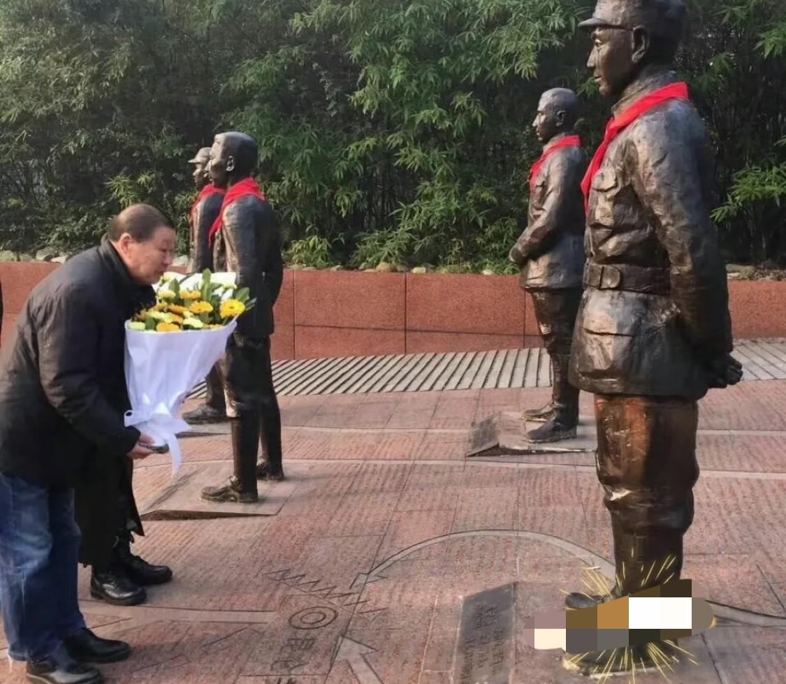 他捧着白菊站在建川博物馆父亲雕像前，手在抖，不是演的。
2011年他第一次走到缅