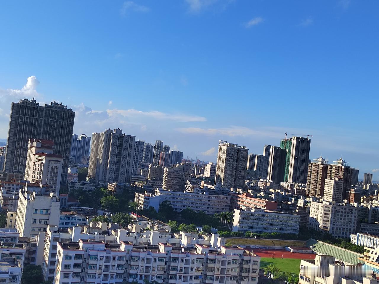 从广东医科大学附属第二医院住院楼拍摄到的照片（配↓图）显示，虽然过去十来年湛江市