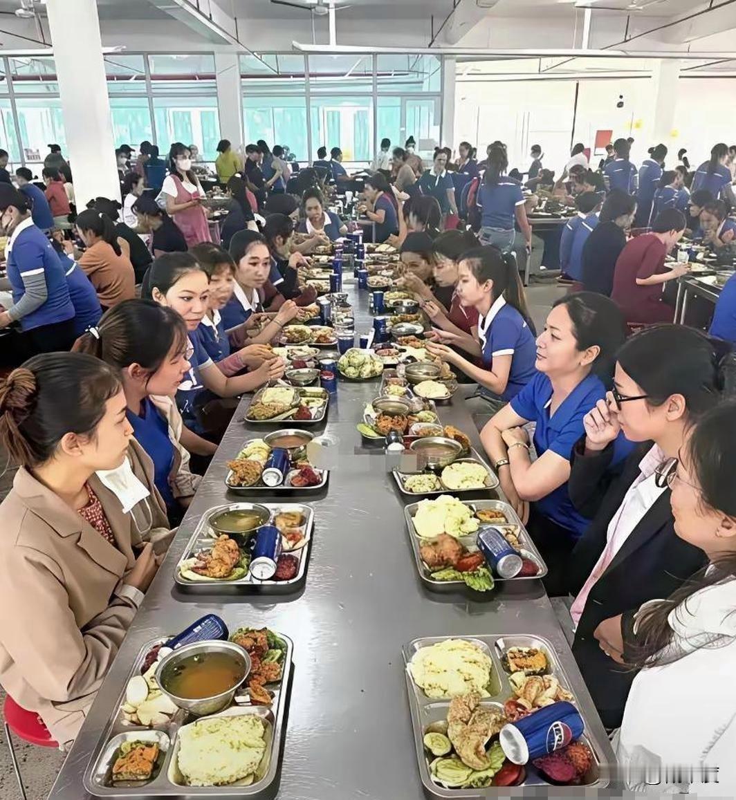 悔到拍大腿！当年没进这“女儿国”工厂，如今看照片心都痒了
 
刷到这张工厂食堂的