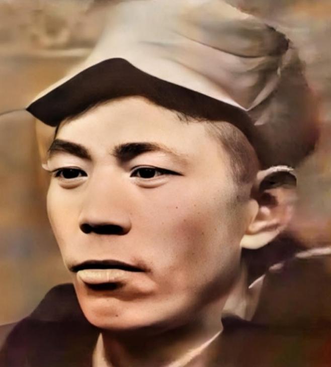 八路军某团长深夜奇痒难耐，脱下军装让警卫员架在火上烘烤驱虫，谁知没过多久，一股烤