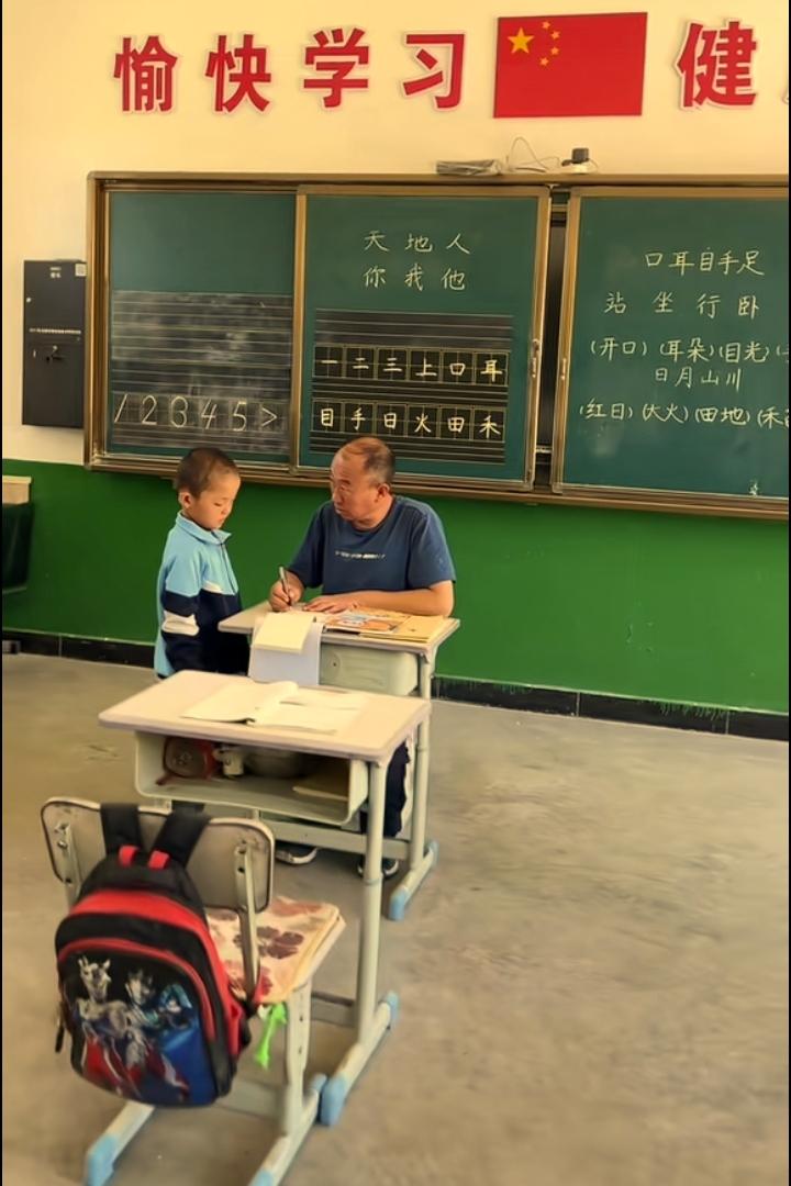 全班只有一个学生，老师仍然是兢兢业业、一丝不苟，敬业精神值得大赞！