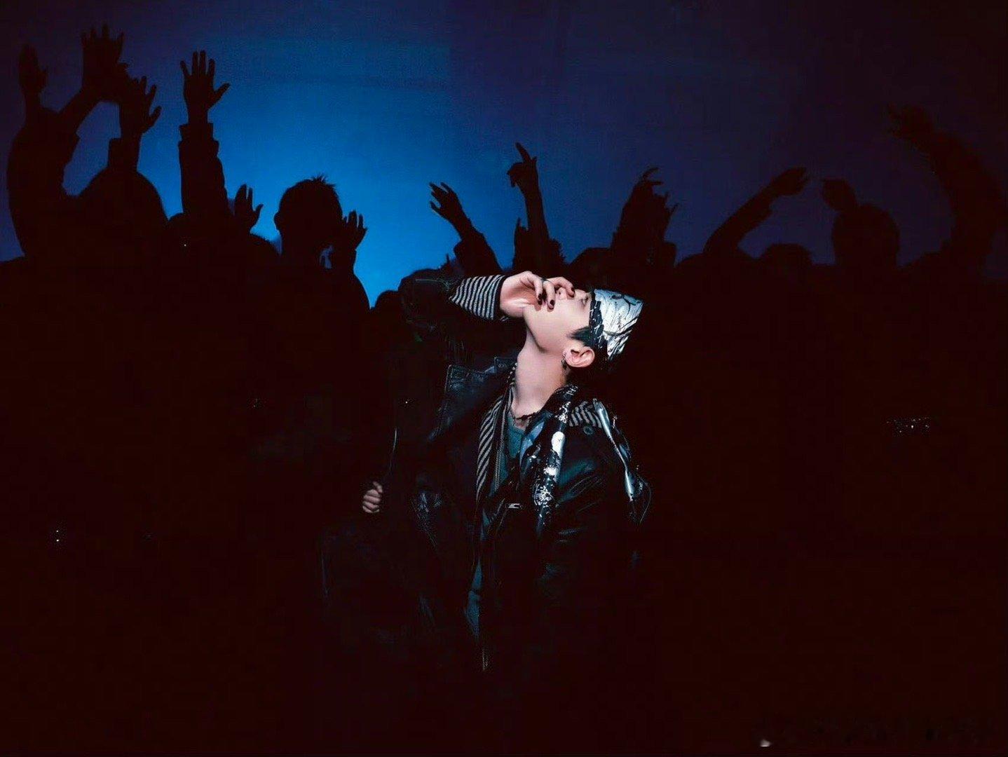 黄明昊这预告我给到一个夯 11秒预告全是钩子！地下车库光影交错，引擎低吼混着躁动