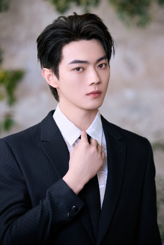 许凯透纱白衬衫黑西装look，率性加持沉着风度，我们soso上演极致魅惑啦~[舔