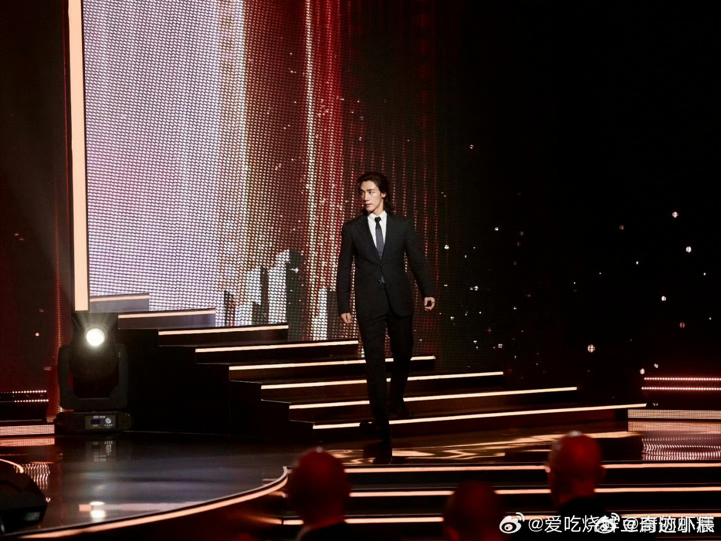 此沙业内认可度乌尔善发掘，杨子镜头下绽放光芒。此沙用天赋与努力征服陈可辛、刘天池