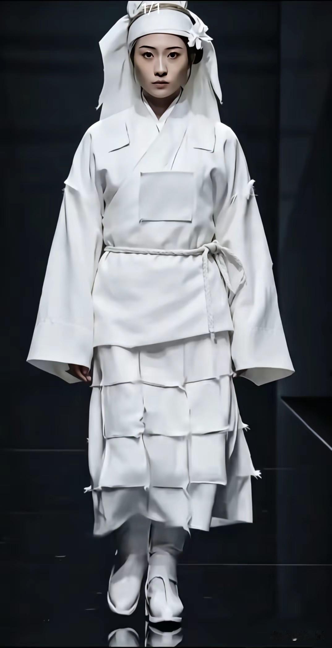 这是巴黎世家设计的新款服饰，据说在国外是今年的流行款……
    在这里也不是泼