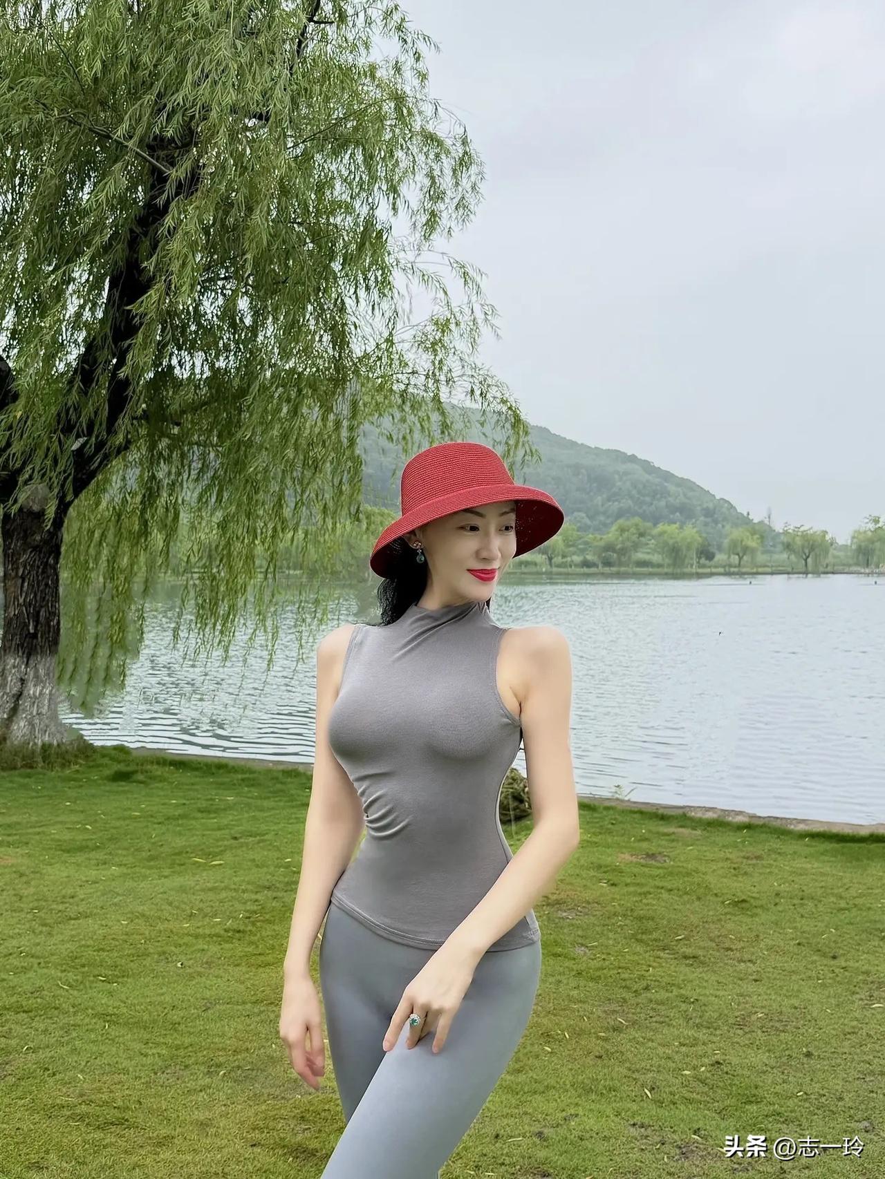 夏日湖畔，红帽绿裙，悠然自得。