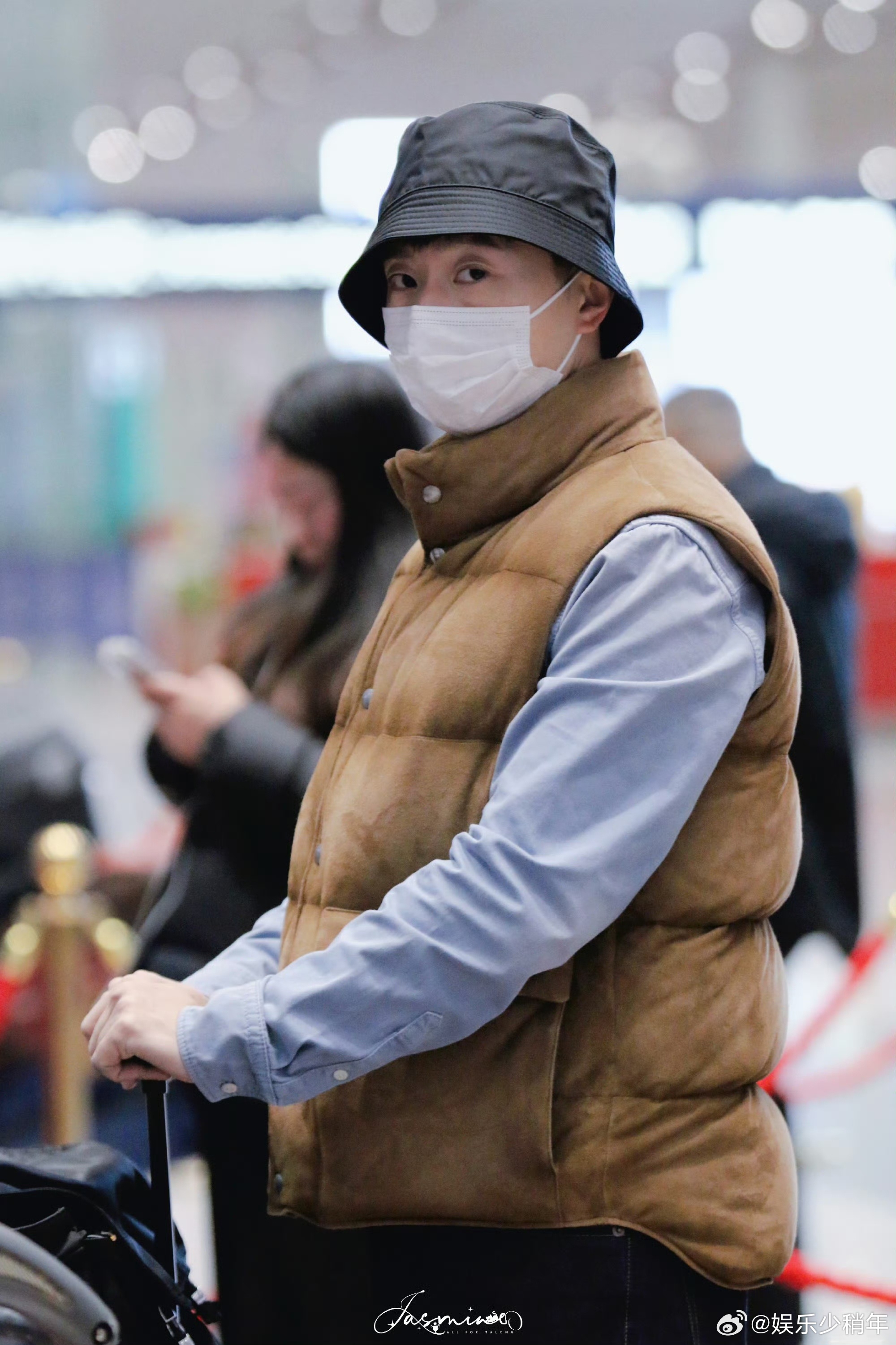 马龙到达米兰 在米兰时装周上，马龙的风格将受到广泛关注，展现出运动员的另外一种优