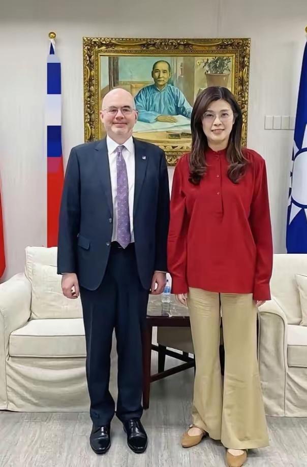 大陆给郑丽文访美是提醒也是警告，郑丽文可要三思而后行。“两岸同胞是一家人，两岸的