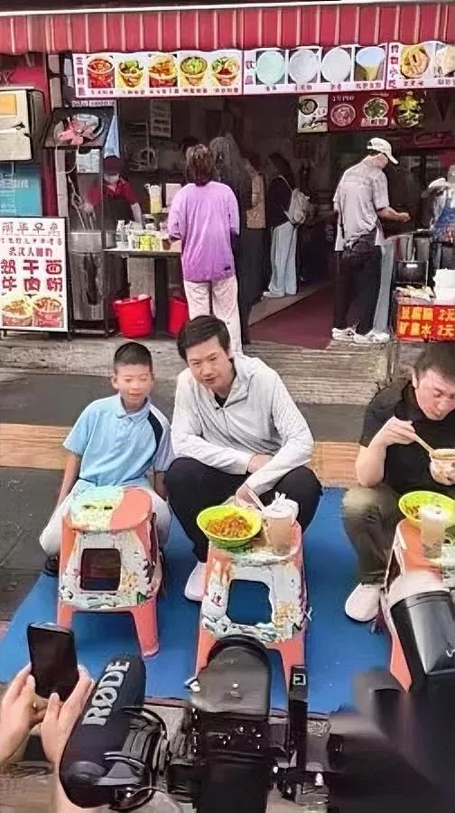 雷军这次社死了

笑到直拍大腿

你敢信这是千亿大佬的聊天水平？

最近那段他跟