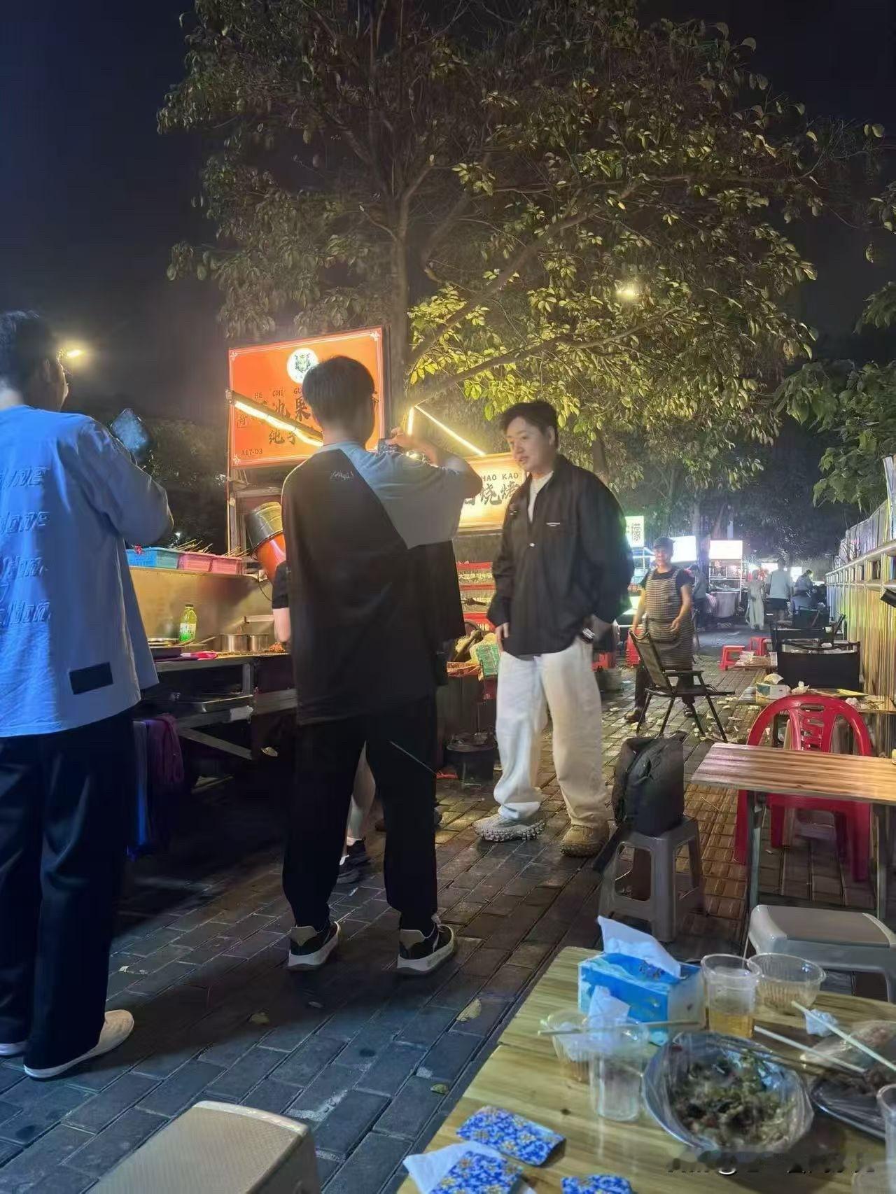 知名美食博主刘雨鑫刚在南宁沙江路拍完河池果酱烧烤，看来果酱烧烤要火一波呀[呲牙]