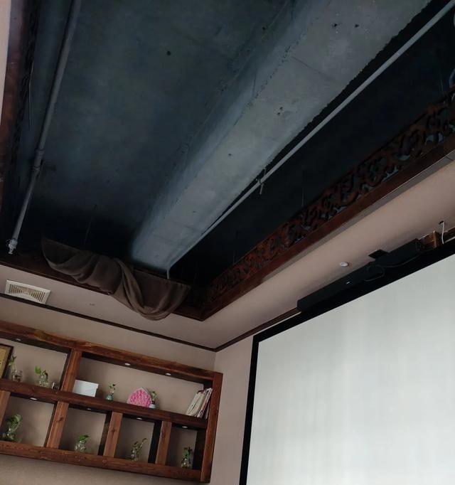 顾客点泰式按摩，进房就问有没有男师傅。我正好接单，没争没抢，主动给他泡了脚就走了