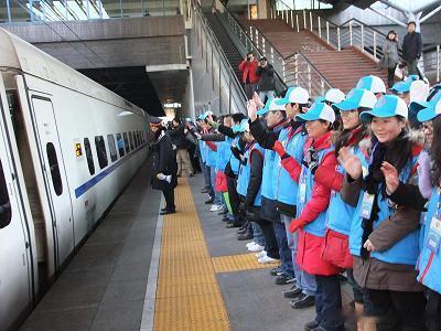 2010年春运送温暖志愿者在北京西站送别河南返乡务工青年 