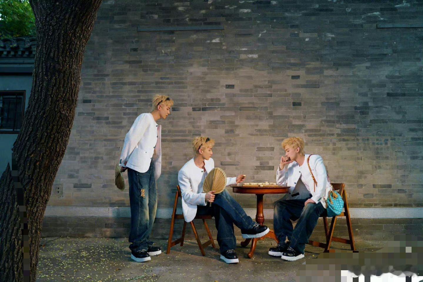 #白敬亭P了两个白敬亭#三个白敬亭这该怎么分呢？[哇][哇]奶奶的孙女一个，妈妈