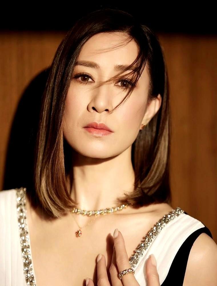 50岁佘诗曼，身家超2亿，竟跑去租房住。

她听高人指点，为让患癌的母亲康复，砸