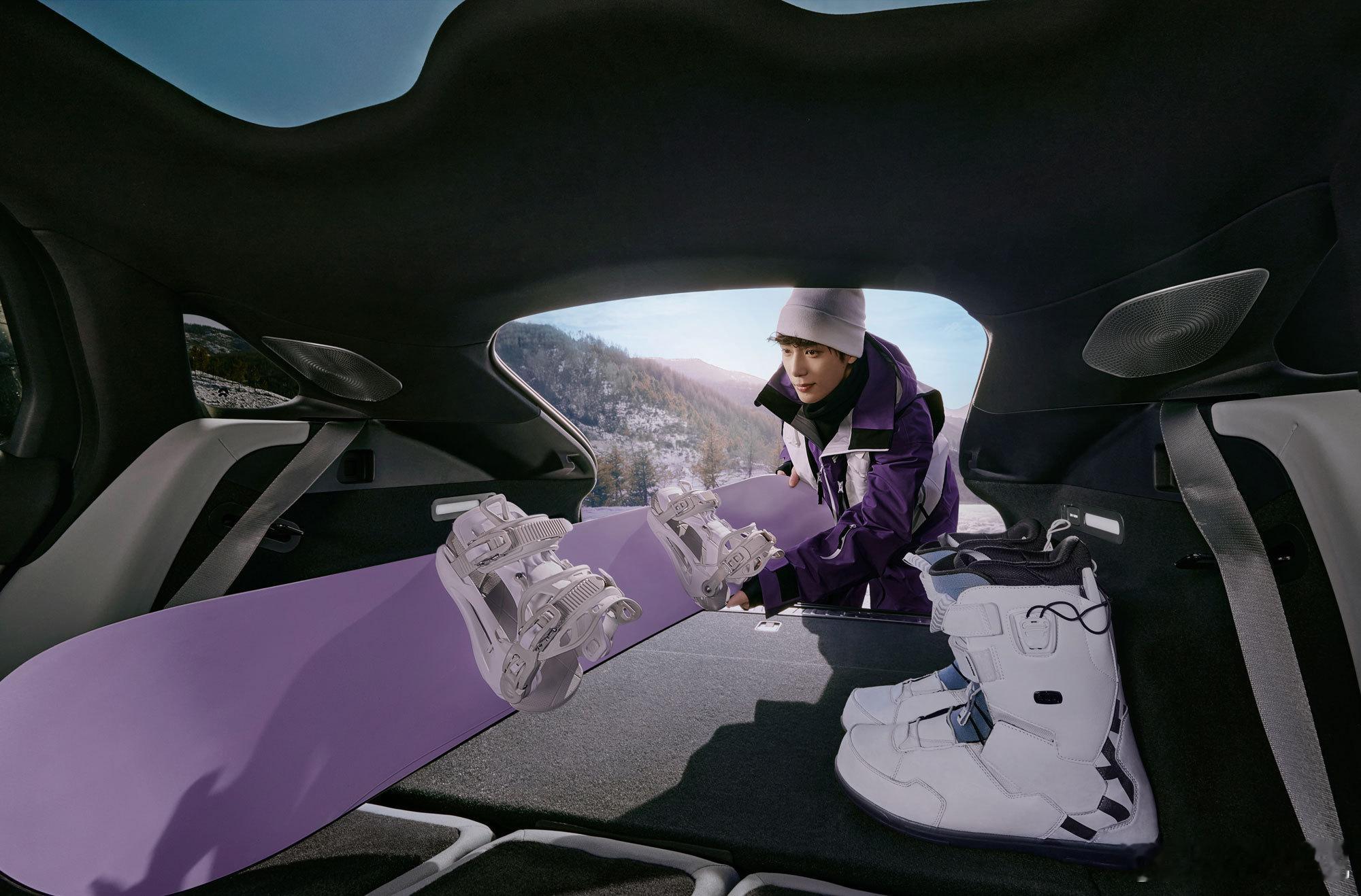 王安宇与冰雪的适配度满分！滑雪的灵动与驾乘的安稳交织，欢乐氛围感染力十足。想坐上