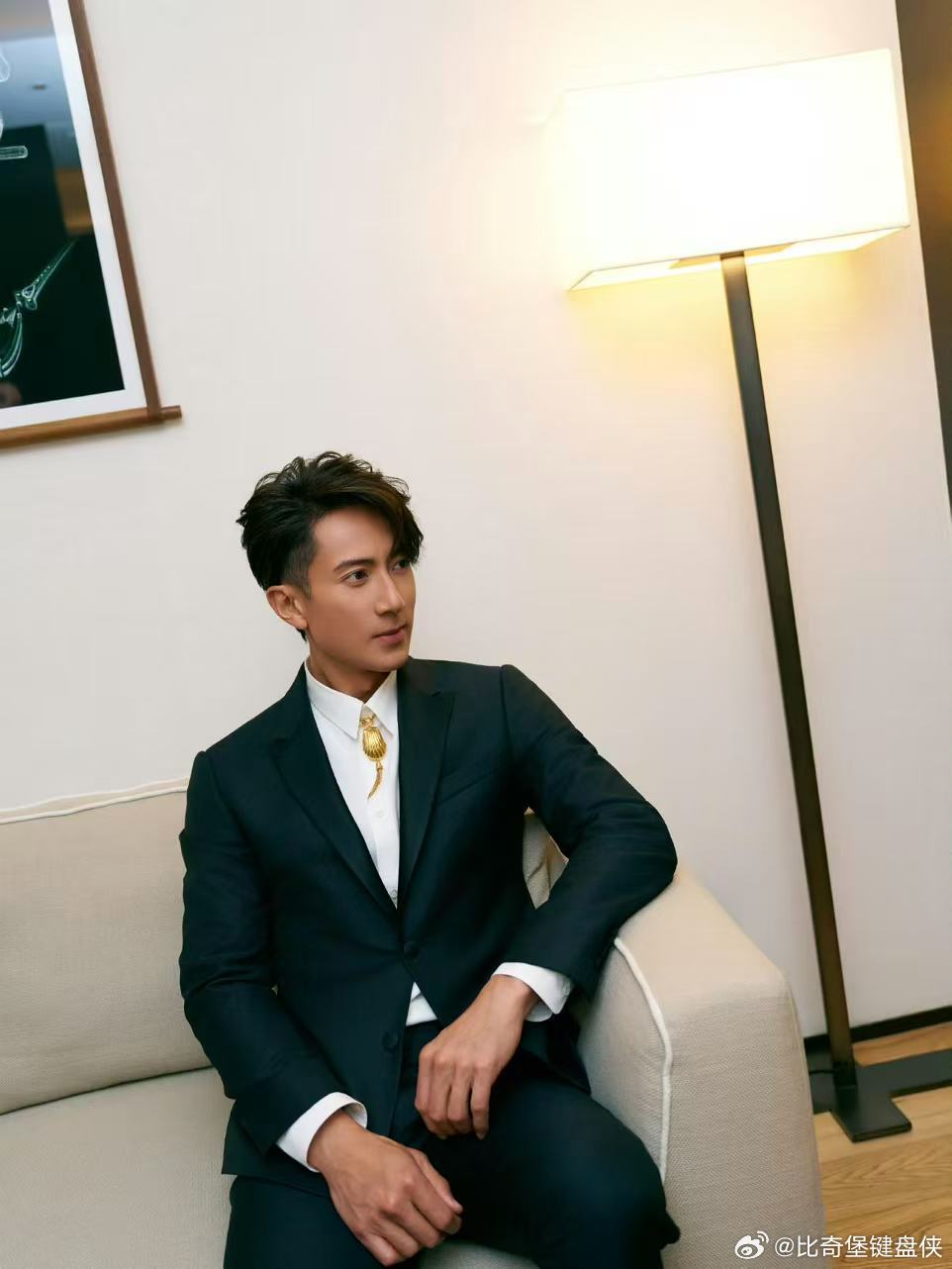 吴尊新中式造型出发巴黎男装周 岁月不仅没有留下痕迹，反而给了他更绝的韵味。这身新