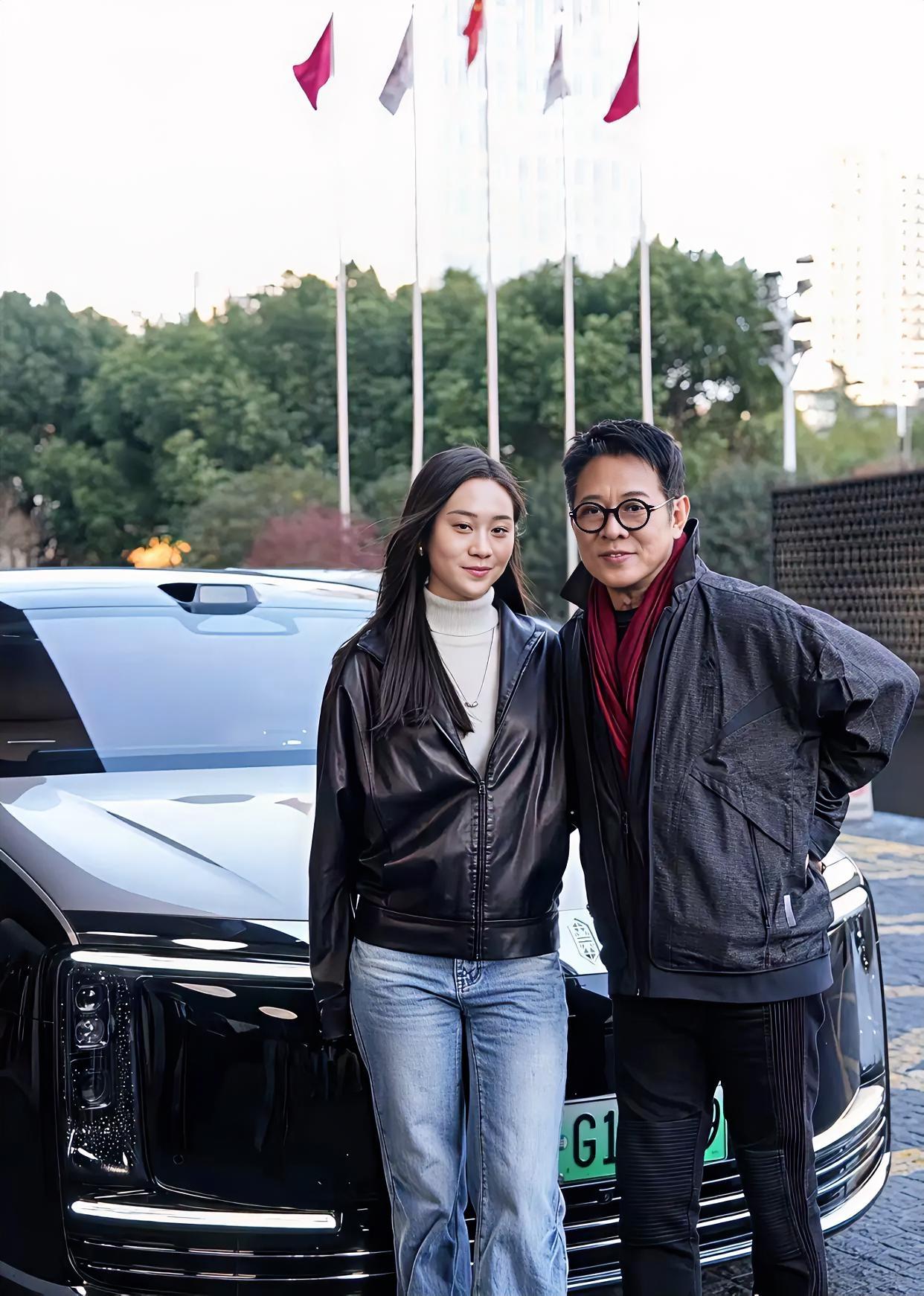 李连杰近日晒和大女儿Jane的合照，你能看出两人身后是什么车么