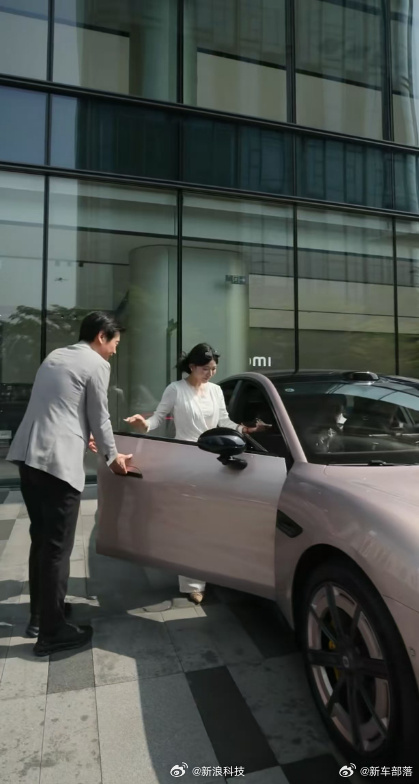 雷军为新一代SU7车主开车门谁能想到，新一代SU7交付仪式上，雷军又一次亲自为车