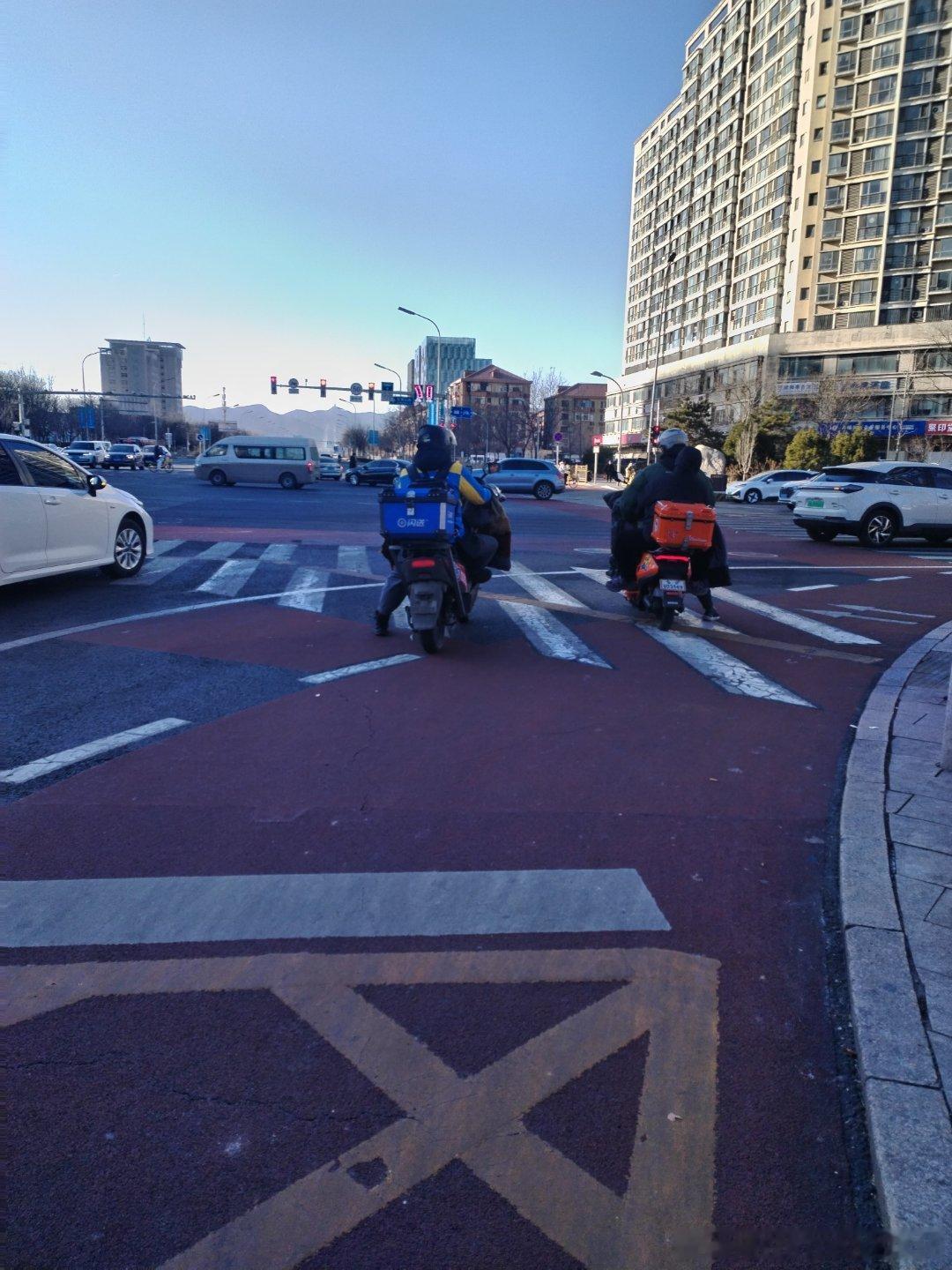 闪送员使用超标电动车速度65码，闪送都有后台监测，不执行国标规定，给行人和车辆造