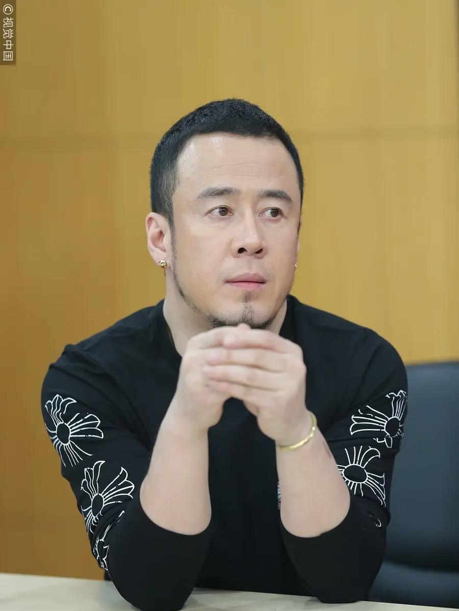 杨坤54岁了，
该做的一样没做，
没有结婚，没有生娃，没有当爹，连恋爱也不谈，到