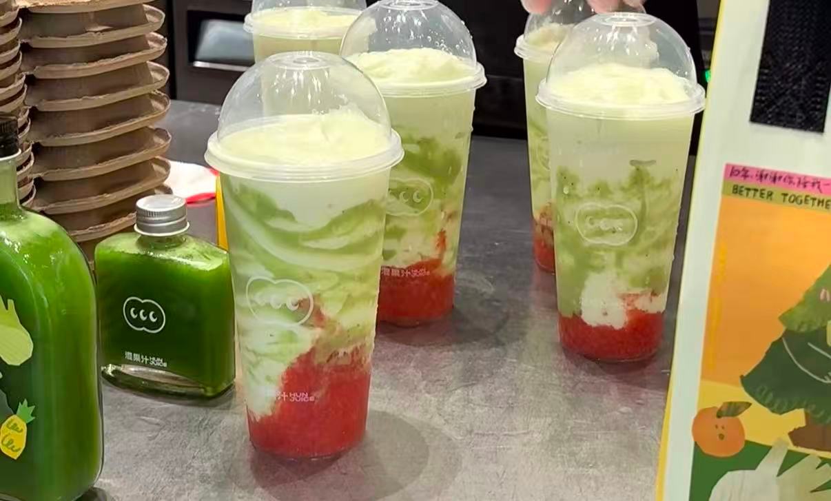 意识到了一杯奶茶钱真不是小钱 最近很爱喝混果汁家的，二三十块一杯，确实挺贵的。但