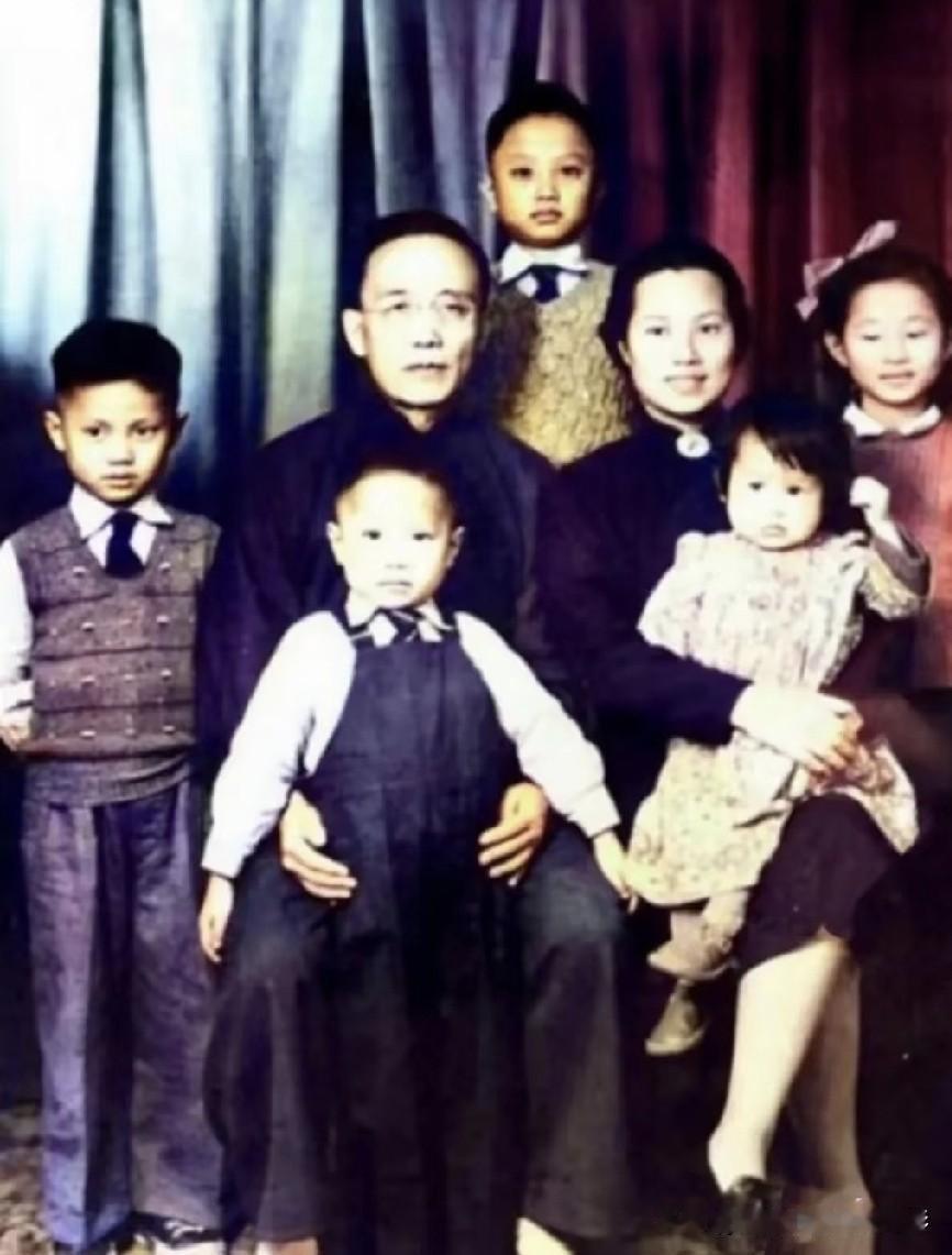  1948年郭沫若与家人的一张合影，背后却是时局动荡中的艰难抉择，你怎么看？