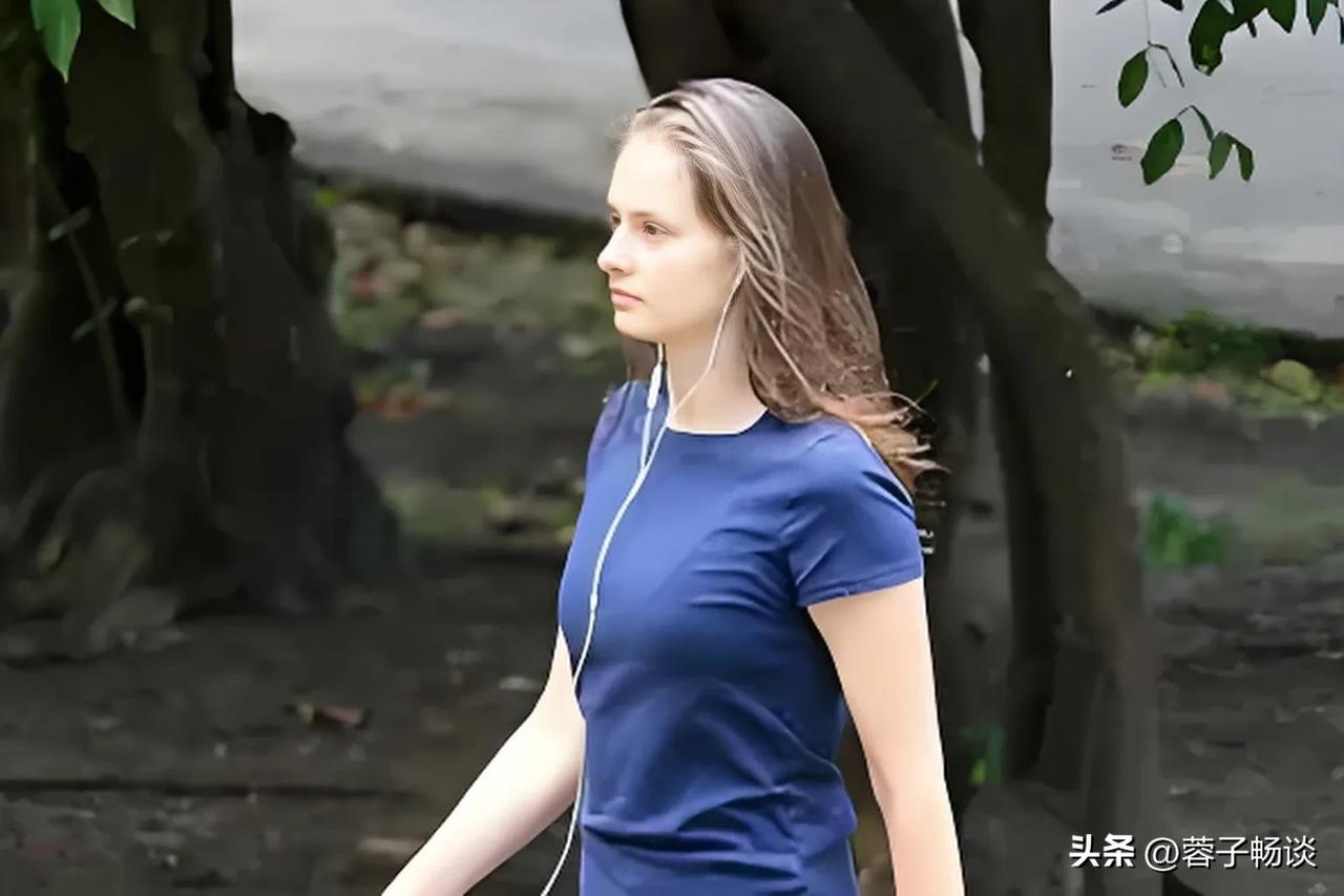 吃瓜了!亿万富豪爱泼斯坦与神秘女友舒里亚克多张私密合影流出！照片中两人在私人飞机