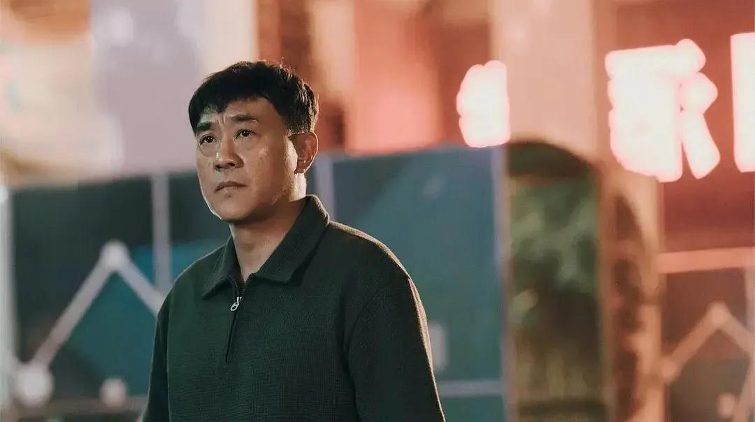 追剧央8《刑警的日子》  许多网友吐槽，说何冰饰演的刑警没有硬汉形象。我不同意这