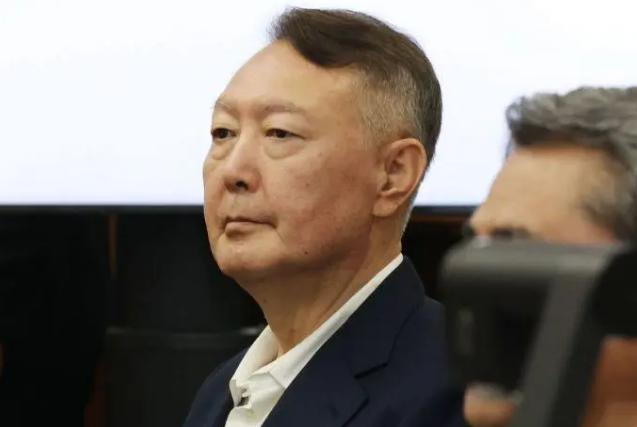 “士兵连炸鸡都吃不起，营房水管锈得掉渣，国家安全要崩了我能不戒严吗”，12月22