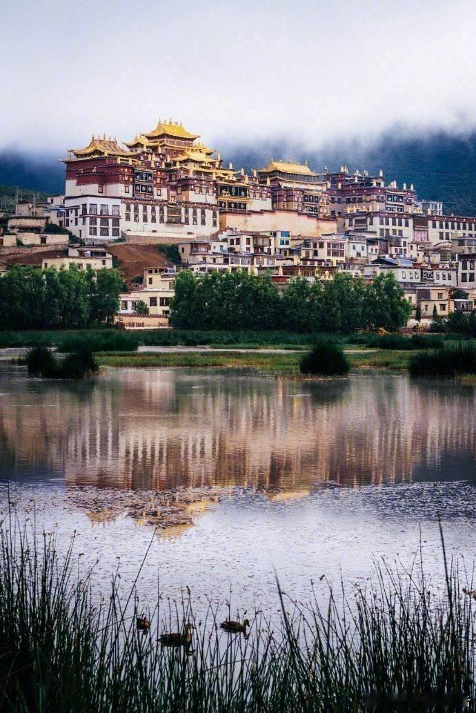 香格里拉松赞林寺心灵牧者的信仰天堂  via:  极品游记 云南旅行攻略