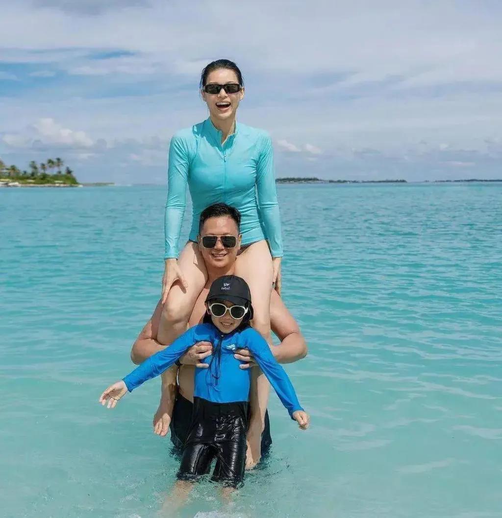 胡杏儿在黄宗泽的身上攒够了八年的失望，心寒之余果断抽身，闪婚嫁给现任丈夫李乘德，