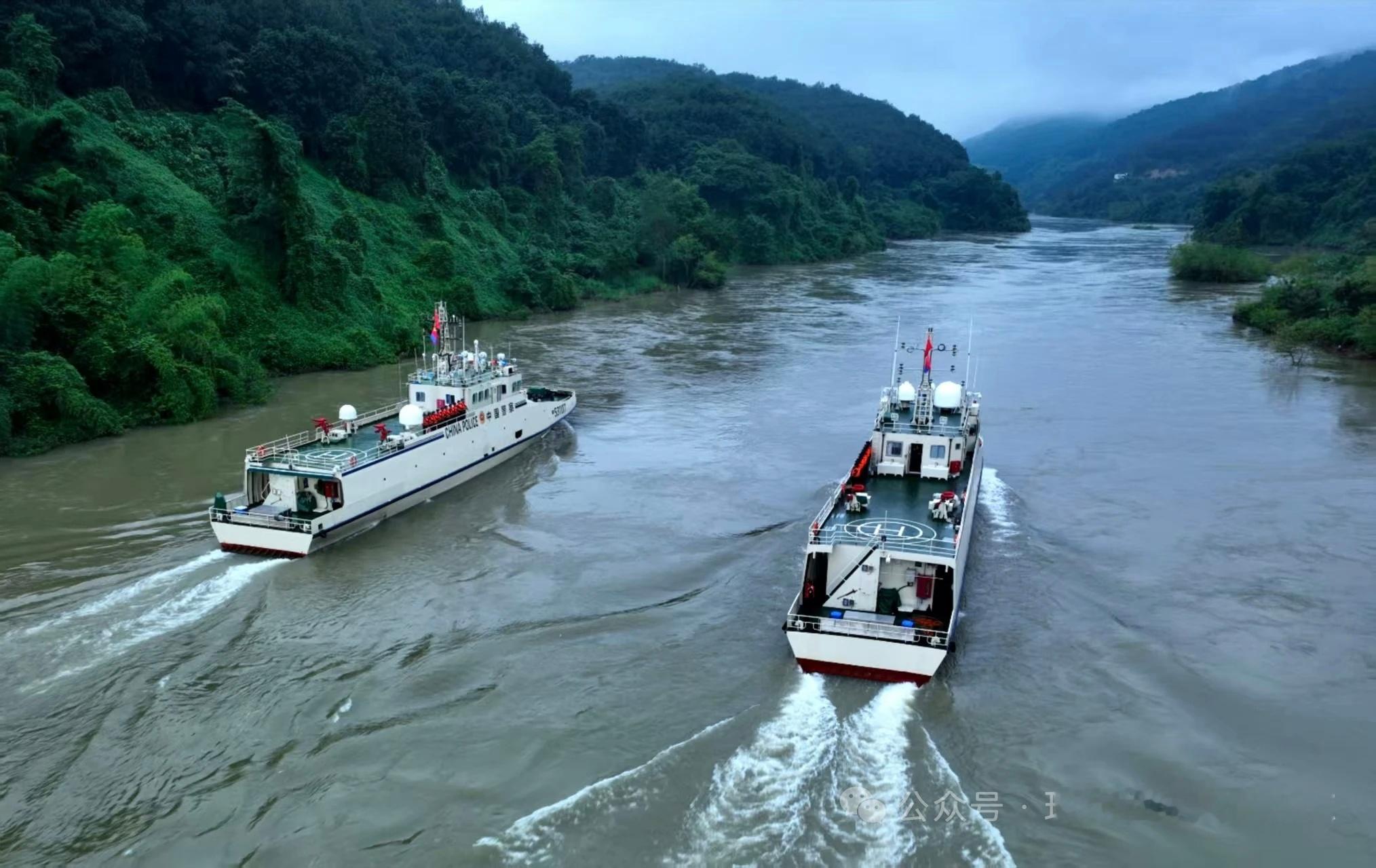 云南省公安厅水上巡逻总队53107和53108艇，两艇为同型号，但部分细节存在差