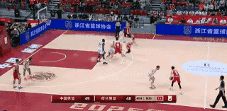 中国男篮巨星杨瀚森终于硬气了一回！在今天进行的中国男篮和荷兰男篮的友谊赛中，当时