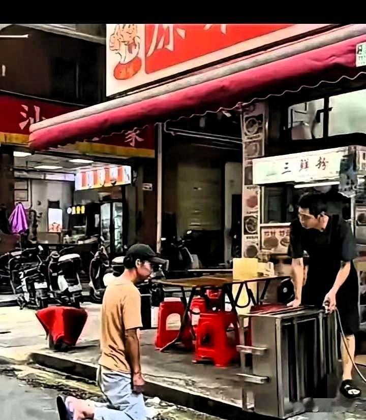 深圳肠粉店前一跪，跪碎的何止是尊严？

他不是缺这碗裹着米浆鸡蛋的肠粉，是缺一个