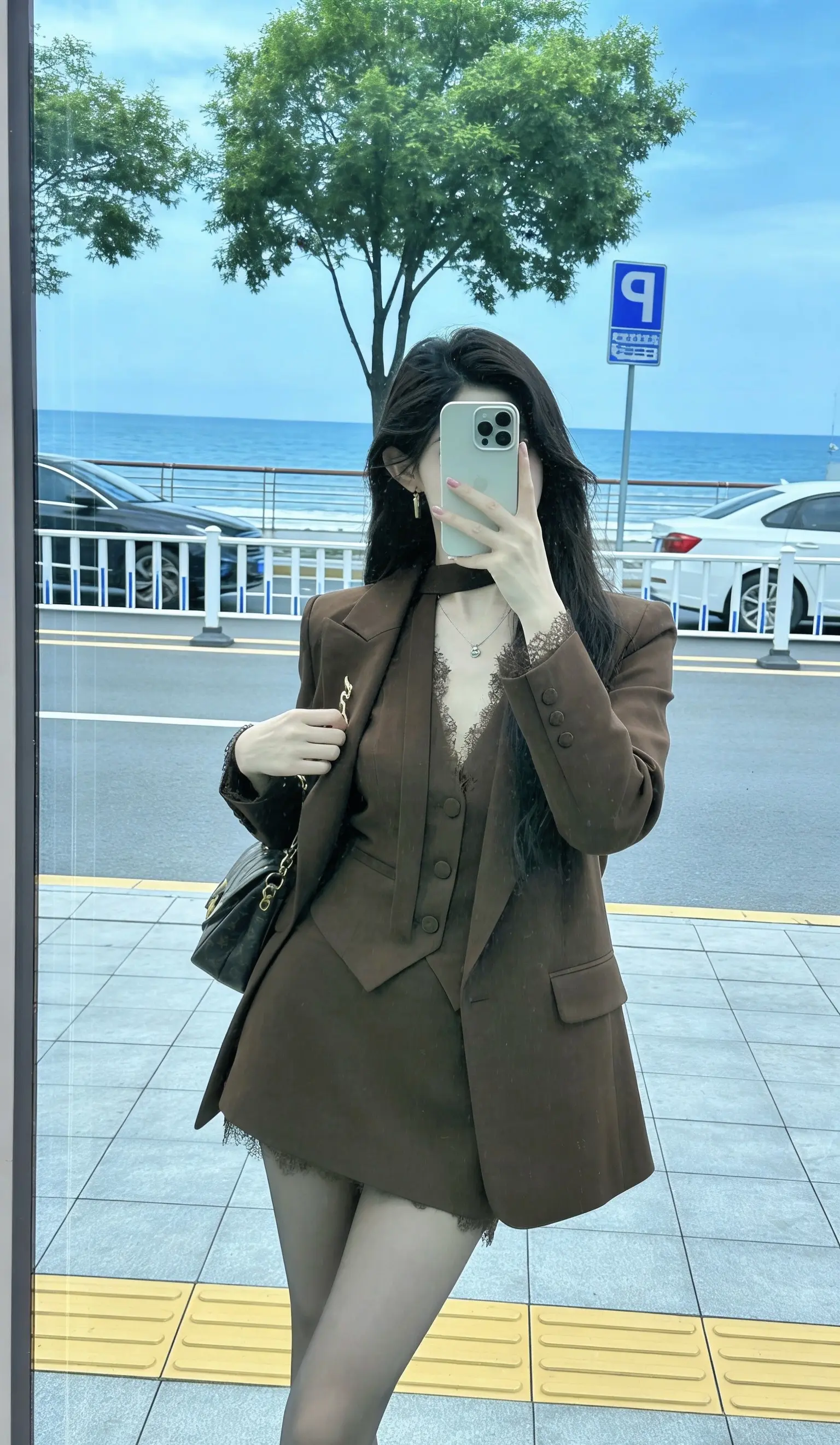 女人赚钱的时候别矫情， 花钱的时候别磨叽， 生活真的不会因为你哭泣而对...