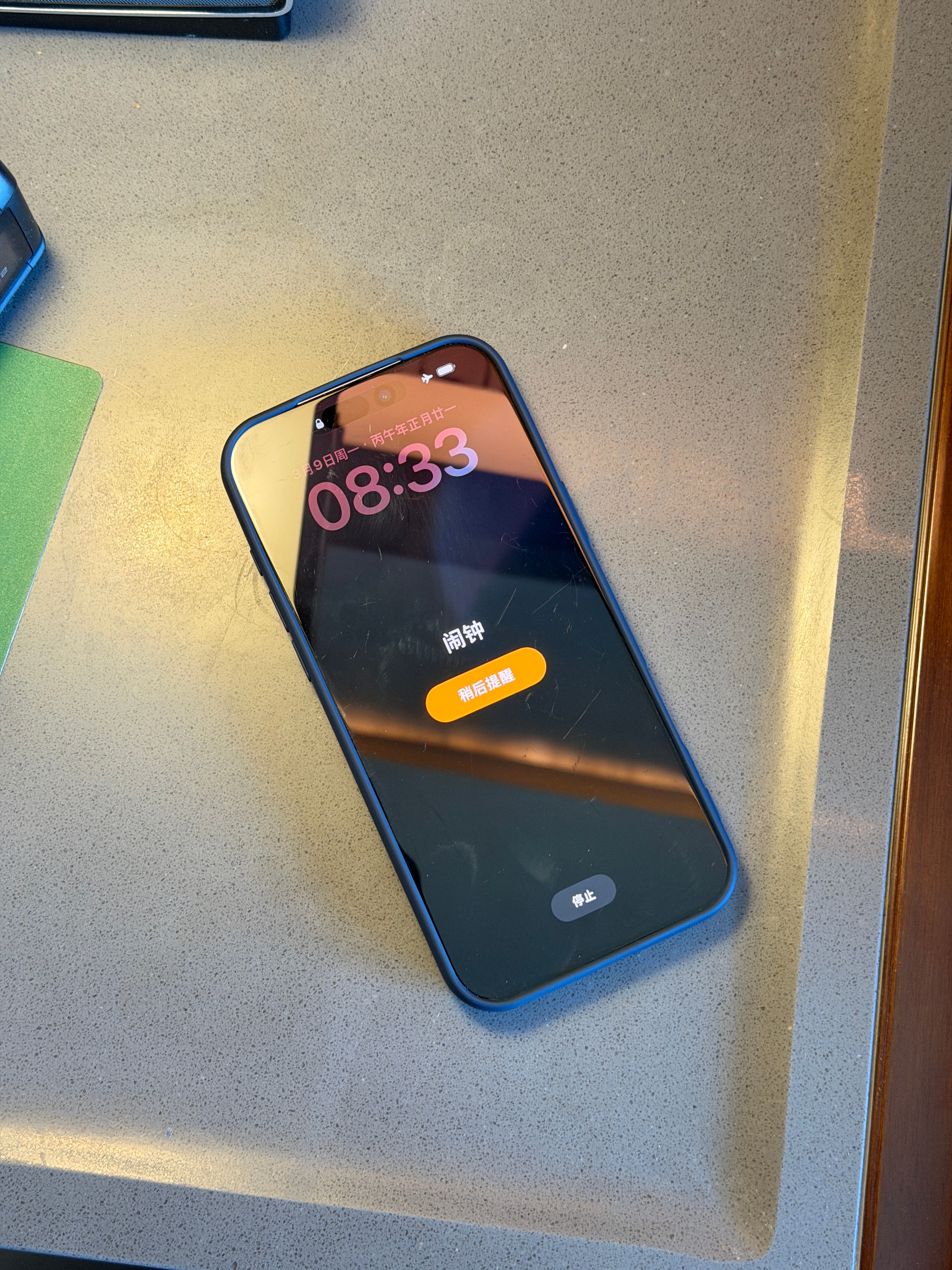 我的iPhone快把我弄疯。不知道为啥，前两天起闹钟就是声音巨小，和震动一个水平