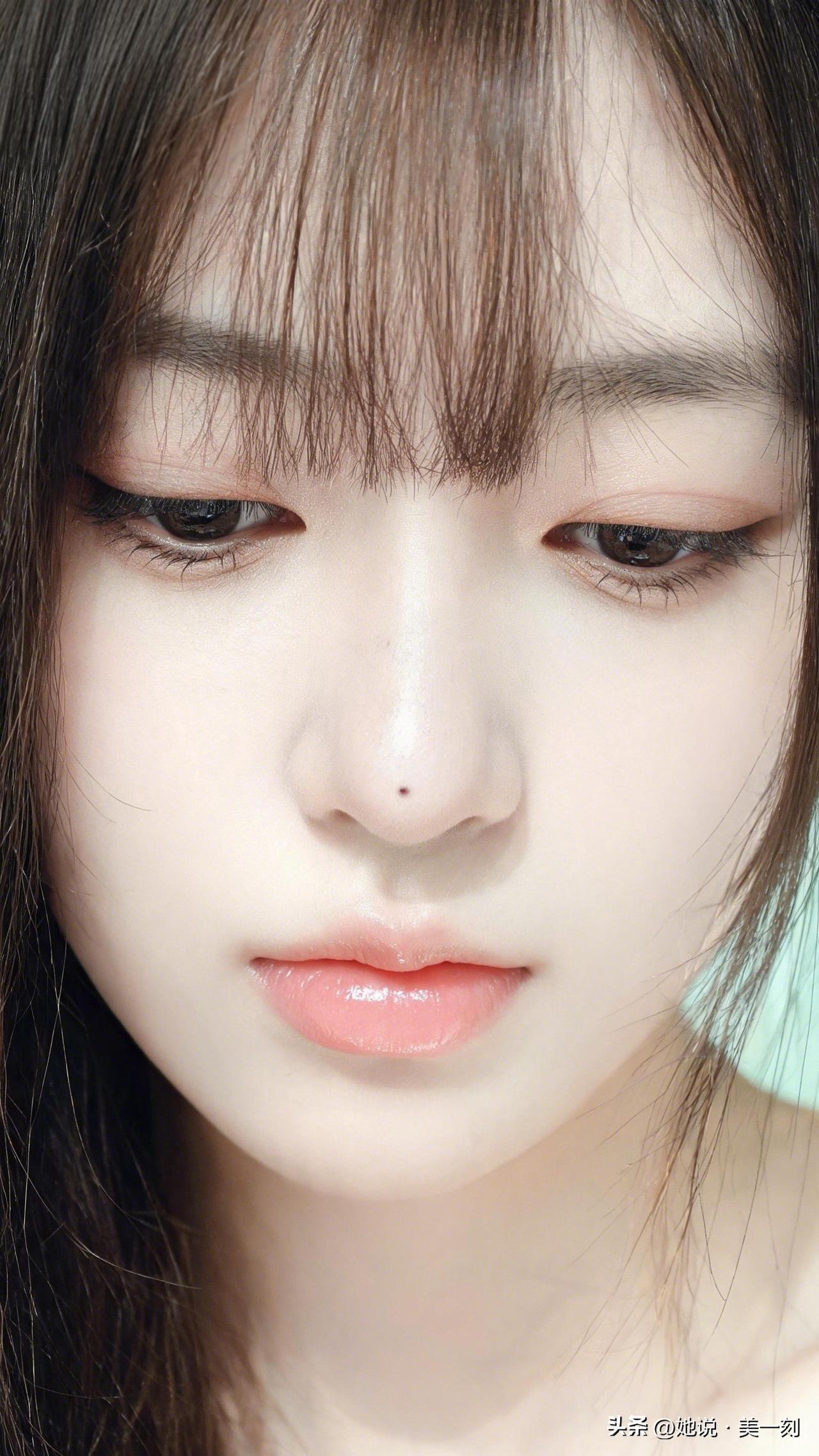 温柔少女，清新自然，淡妆轻抹，自然美态。