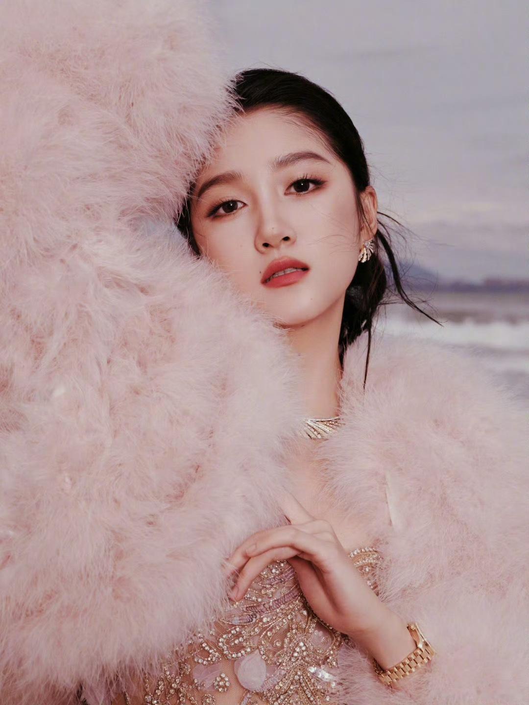 关晓彤[超话]关晓彤香槟色蕾丝裙 关晓彤ELLE盛典出图，香槟色蕾丝裙，美艳动人